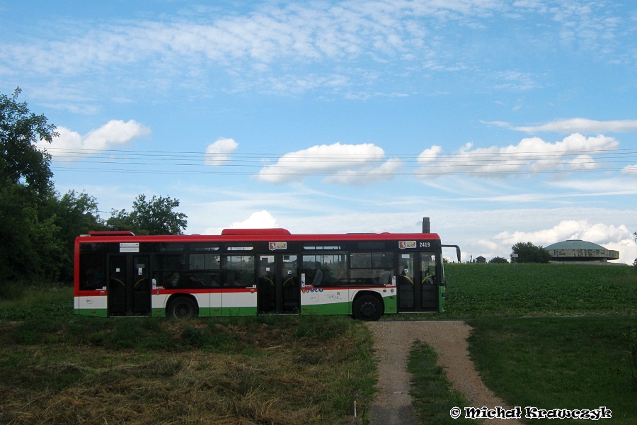 2419
Autosan na tle Mauzoleum, które wraz z Bramą oraz Drogą Hołdu i Pamięci stanowi Pomnik Walki i Męczeństwa Narodu Polskiego i Innych Narodów. Mauzoleum znajduje się na terenie byłego niemieckiego obozu zagłady funkcjonującego w latach 1941-44 (Konzentrationslager Lublin).
