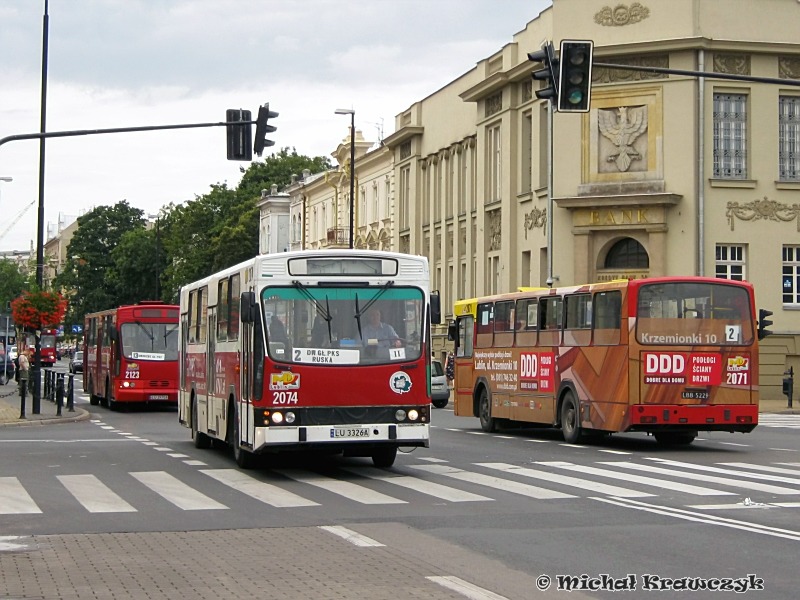 2074 2071 2123
Od września na "dwójce" i "trzynastce" mają kursować wyłącznie autobusy niskopodłogowe. W tle fotografii widać #2029 (15).
