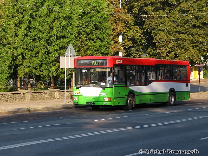 2188
Pierwszy gniot w miejskich barwach. Brakuje mu tylko naklejki "Lublin - miasto inspiracji" oraz numeru linii. Kursował na linii nr 7, ale równie dobrze mogło być 23 i 55.
