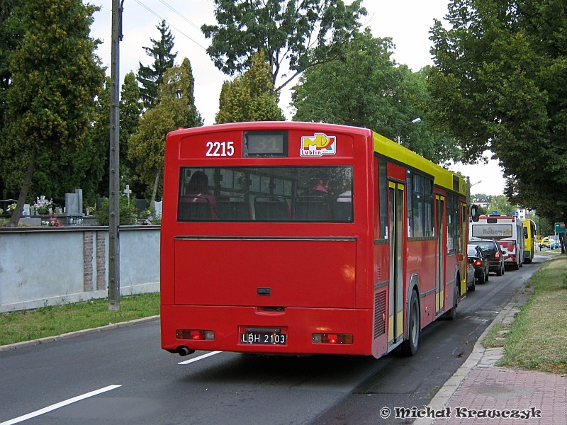 Zamknięta Unicka (2)
W korku na ul. Walecznych stoją trzy autobusy, dwa komunikacji prywatnej (18 i 17) oraz #2215 na 31.
