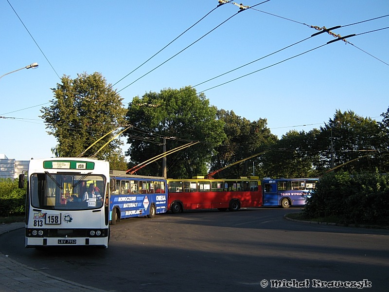 813 784 774 826
813 na trzynastym rozkładzie linii 158, poza tym 784 na 156 oraz 774 i 826 na 158. Na pętli (i w kadrze) nie zmieścił się #791 (153)
