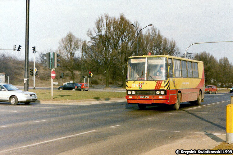 1217
Pogotowie technicznie #1217 nie zmieniło się wiele aż do remontu w 2004 roku. Jednocześnie był to ostatni pojazd MPK pomalowany w wygięte malowanie.
