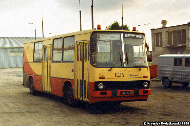 1226
Ikarusa 1810 z 1983 roku przebudowano dawno temu na widoczne na zdjęciu pogotowie techniczne. W 2003 roku pojazd przeszedł remont i otrzymał żółto-czerwone malowanie. W 2006 roku, po kolejnym remoncie, pogotowie przemalowano w całości na żółto.
