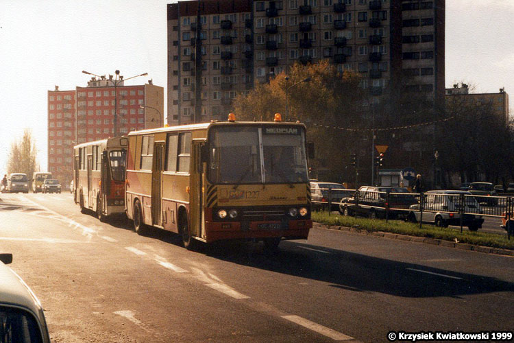 1227 2140
1227 holuje do zajezdni uszkodzonego Jelcze PR110M #2140, wówczas jednego z około 20 w MPK.
