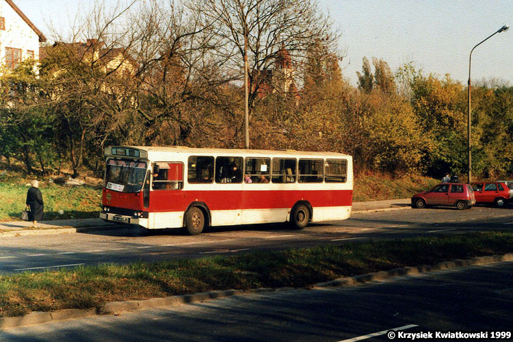 123
W okolicach Wszystkich Świętych wielu prywaciarzy próbowało dorobić na liniach cmentarnych.

