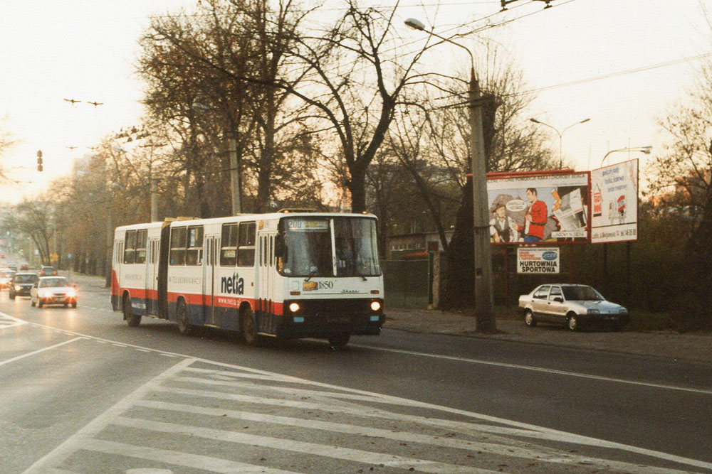 1850
Ikarus 1850 z 1983 r. w reklamie Netii na linii cmentarnej 200. W środku aż siwo od ludzi. Wóz skasowano w 2005 r.
