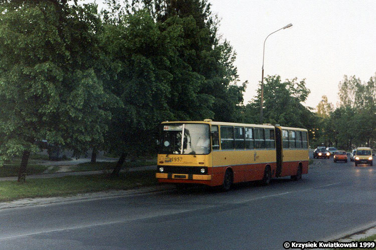 1957
Eksperymenty z żółto-czerwonym malowaniem zaczęły się wcześniej, niż można było przypuszczać. Możliwe, że 1957 woził je na sobie od pierwszej połowy lat 90-tych.
