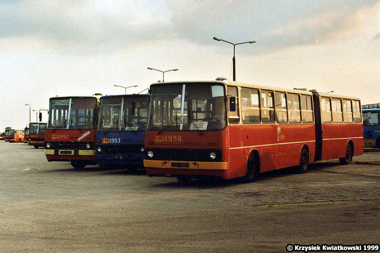 1958
W 1999 roku było jeszcze względnie dużo ikarusów w kremowo-czerwonym malowaniu.
