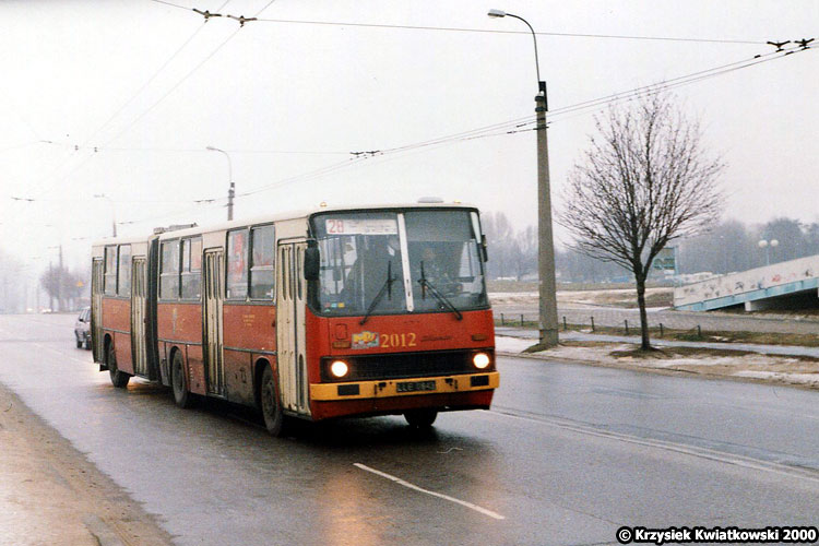 2012
Ikarus na 28. Zdjęcie w 10 lat nabrało wartości nie tylko ze względu na wóz, ale i z racji na tło - w ostatnim okresie wolną przestrzeń w tle zabudowano.
