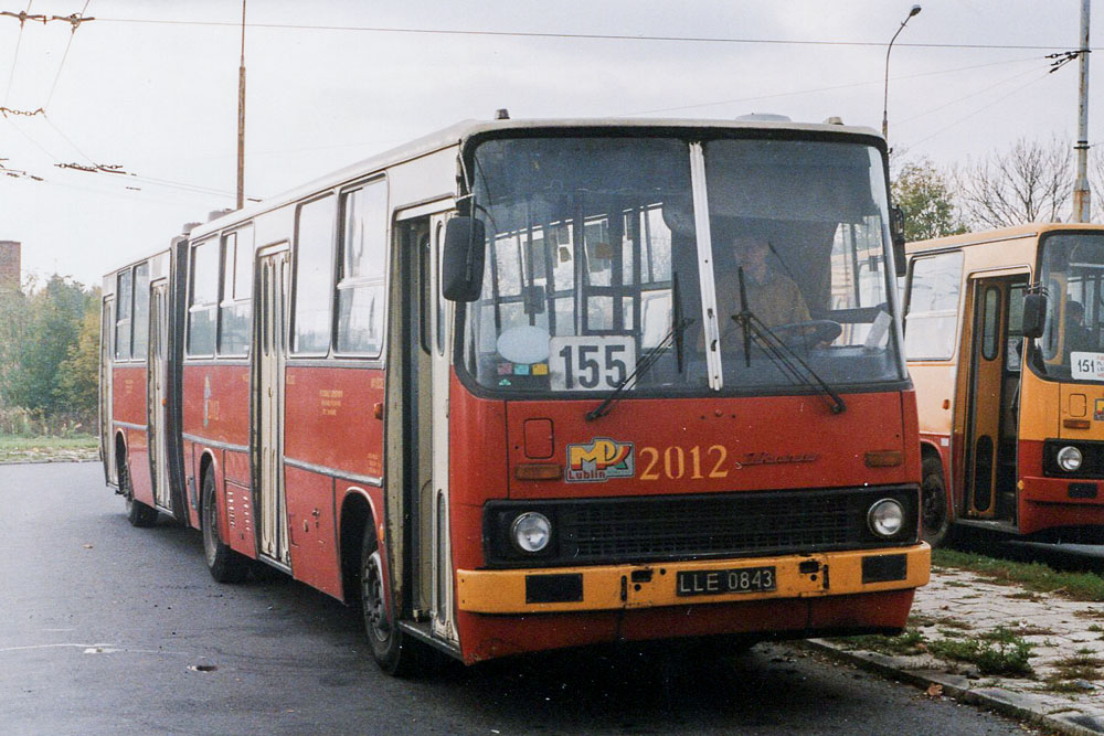 2012
Jeszcze w 2003 r. na ulicach można było spotkać piękne, kremowo-czerwone Ikarusy. Tutaj wóz na linii trolejbusowej 155 chyba ze względu na jakiś remont sieci trakcyjnej.
