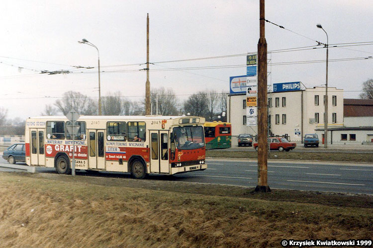 2045
Nie ma drugiego autobusu tak szybkiego jak Mig. Ten 22-letni dziś autobus o niskiej masie własnej - 9,5 tony - dzięki 192-konnemu silnikowi o maksymalnym momencie 696 Nm i odpowiednio dobranym przełożeniom uzyskuje rewelacyjne przyspieszenia i znakomite prędkości. O ile współczesne autobusy potrafią dobrze przyspieszać, to w kwestii największych prędkości nie dorastają Migom do pięt.
