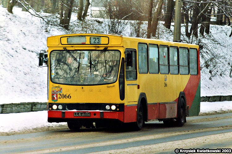2066
Stare wygięte funkcjonowało przez 5 lat. Ciekawe, ile pożyje obecne? Wygląda na to, że nieco dłużej - tym razem bowiem po pierwsze są to w końcu barwy miejskie, a po drugie malowanie obejmie również przewoźników prywatnych.
