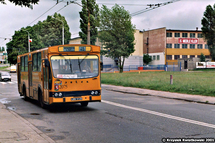 2075
2075 przed długim remontem w latach 2004-2005 wyróżniał się wyblakłopomarańczowym kolorem, popularnym bardzo na Ĺťukach.
