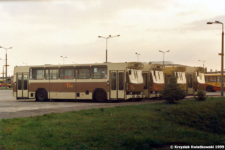 2084
Zapomniany widok - 4 Jelcze L11, w tym 3 brązowe. Kolejno stoją 2084, 2086, wygięty 2085 oraz 2083. Autobusy te to jeden z przykładów braku logiki w centralnie sterowanym państwie - w okolicach 1988 roku krajowe przedsiębiorstwa komunikacji miejskiej otrzymały autobusy L11 niedostosowane do obsługi linii miejskich.
