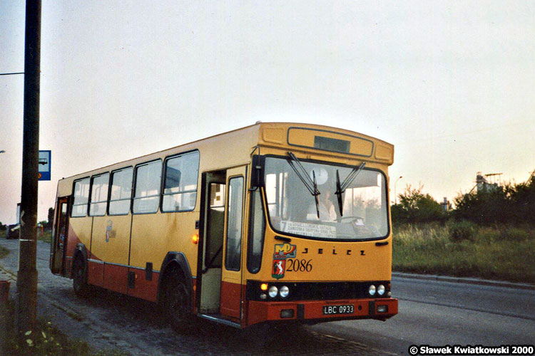 2086
Nietypowy wśród brązowo-kremowych braci Jelcz L11 na przemysłowej linii 7.
