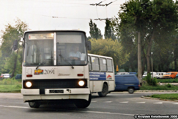 2091
Przegubowiec na 1 być może już w 2000 nie był zbyt potrzebny, nawet mimo wciąż działającej fabryki Daewoo. Odnośnie samego 2091, uwagę zwraca ostatnia oś LIAZ, typowa dla wozów sprzed 1985.
