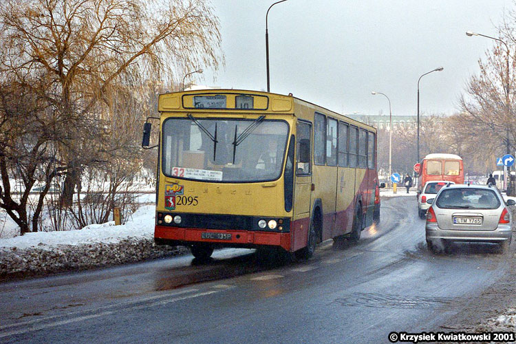 2095
Pomalowany w 1999 wyblakłymi farbami Mig przymierza się do stromego podjazdu. Na masce króluje oczywiście czcionka Times New Roman i logo z koziołkiem.
