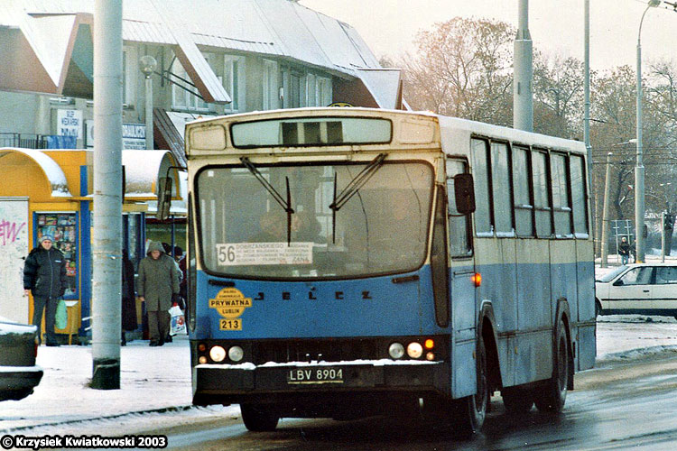 213
Dawny krakowski Jelcz M11 z Transkomu na nierentownej linii 56, wciśniętej w wakacje 2002 prywaciarzom. W wyniku protestów studentów, korzystających z biletów miesięcznych, linię przejęło później z powrotem MPK.
