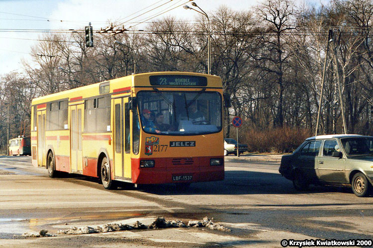 2177
Stary jelcz z pierwszej serii przejeżdża przez skrzyżowanie oplecione w 2006 roku siecią trakcyjną.
