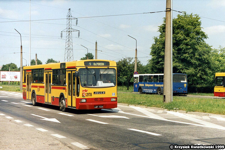 2178
Trzeba przyznać, że ta wersja żółto-czerwonego malowania wyglądała w miarę do rzeczy, zwłaszcza z logiem firmowym w pasujących kolorach. 2178, który do 2004 wyglądał jeszcze w miarę nowocześnie, upodobnił się później do starszych jelczy za sprawą zmiany zderzaka i pasa świateł na stary z Miga.
