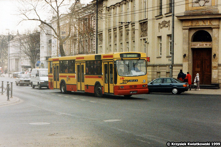2179
Zakupiony na próbę solowy jelcz z silnikiem Mercedesa pozostał na zawsze oryginalnym odmieńcem. Malowanie na wzór warszawski obowiązywało w Lublinie krótko, bo w latach 1994-1995.
