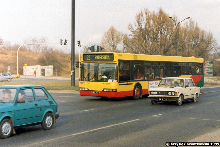 2199
Dwaj przedstawiciele polskiej produkcji motoryzacyjnej: Fiat 125p - produkowany w Polsce od 1967 do 1991 roku oraz Neoplan N4020 - produkowany od 1996 do 1999 roku. Oba modele przedstawiają typowy trend w historii polskiej powojennej motoryzacji - z racji na rozmaite braki w różnych dziedzinach, wciąż istniał niedobór własnych konstrukcji spełniających wymogi swoich czasów i konieczne było bądź kupowanie licencji, bądź - w latach 90-tych - montowanie samochodów zagranicznych producentów.
