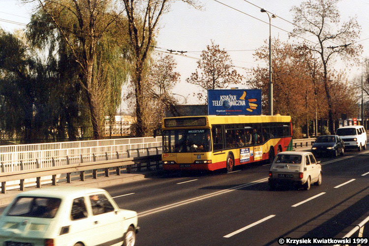 2201
Zdjęcie z nieco zasłoniętym neoplanem na cmentarnej 200 dobrze ilustruje sytuację wśród samochodów indywidualnych lat 90 - co drugi samochód to Maluch.
