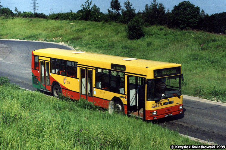 2213
Jelcz z drugiej dostawy, rocznik 1997. Jedyną narzucającą się różnicą były drzwi w trikolorze, a nie jak w poprzedniej dostawie - żółte. 
