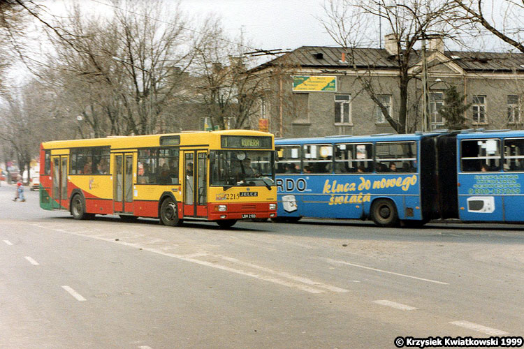 2215
Mijanka automata i ikarusa. Autobusy i trolejbusy nie kursują starym mostem na Zamojskiej od 1985 roku.
