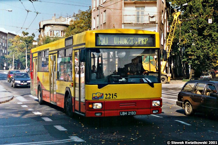 2215
Jelcz w wygiętym z rzadką odmianą czcionki na masce.
Słowa kluczowe: zatrolejbus