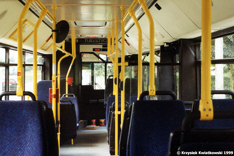 2249
2249 poza brakiem stopnia w ostatnich drzwiach odróżniała od innych neoplanów odróżniał się niebieską tapicerką siedzeń. Posiadał on też szyberdachy, które jak widać były w oryginale z trudnego do określenia powodu zasłonięte plastikowymi osłonami. Autobus był zdecydowanie na miarę czasów.
Słowa kluczowe: wnętrze