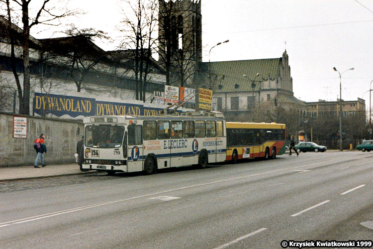 759
759 z reklamą pierwszego w Lublinie hipermarketu, otwartego w 1998 roku. Był to trzeci w Polsce hipermarket francuskiej sieci E. Leclerc, która wkroczyła na krajowy rynek w 1995 roku. 
