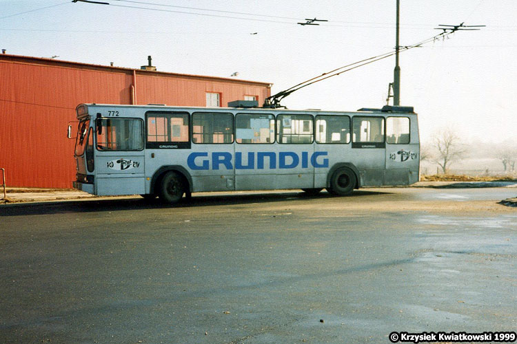 772
Jeden z pierwszych skasowanych tyrystorowych trolejbusów - jeździł tylko do 2003 roku. W zasadzie, patrząc pod kątem stanu kratownicy, skasowane powinny być wtedy praktycznie wszystkie elektryczne Jelcze PR110. Ponieważ MPK nie było w stanie zakupić nowych trolejbusów, które zastąpiły by peery, w ostatnim 10-leciu wykonano kilkadziesiąt napraw głównych jelczy.
