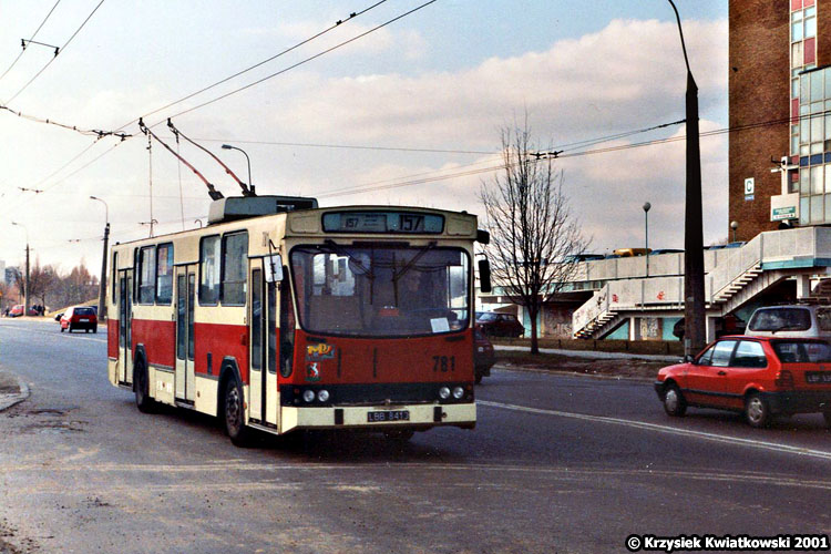 781
Tyrystorowy 781 w malowaniu kremowo czerwonym w 2001 r. Ostatnia taka peerka. Później nie było już kremowo-czerwonych trolejbusów. Linię 157 krążącą z Zana na Węglin przez Głęboką i Lipową zlikwidowano w 2004 r. 
