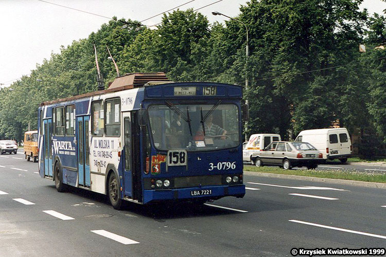 796
Dawny dębicki trolejbus poległ jako jeden z pierwszych w 1999 roku po dostawie używanych peerek ze Słupska. Obudowa na dachu była w nim własnej konstrukcji - pierwotnie w trolejbusach tych oporniki umieszczone były pod podłogą.
