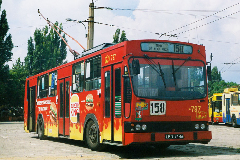 797
Kiedyś każdy trolejbus był inny. Tu trolejbus 797 z Dębicy w reklamie Burger King - pierwszej restauracji fast food w Lublinie, która była na ul. Lipowej w Astorii. Ciekawostką był ścięty przód - mniej korodujących zakamarków. Co ciekawe, potem przywrócono klasyczny. 
