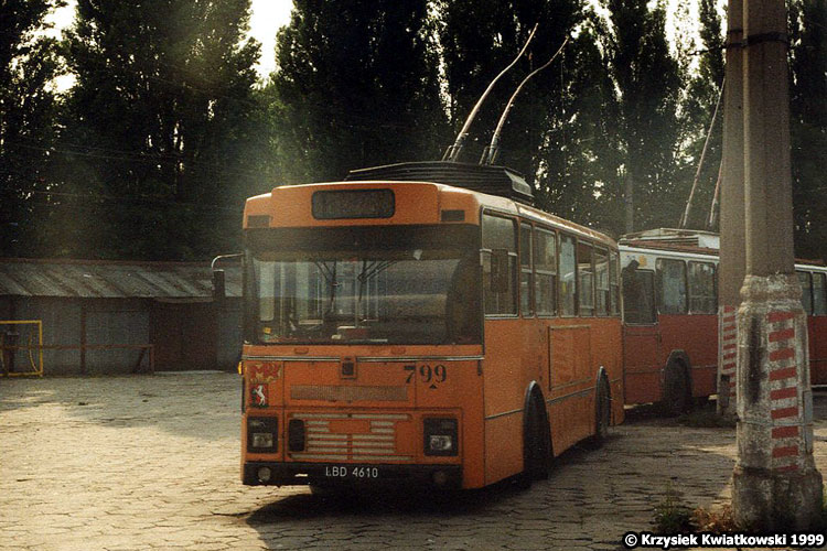 799
Unikalna przeróbka empekowskiego pomysłu.  W zasadzie to od fiatów rozpoczęła się historia przebudowywania autobusów na trolejbusy, a później również montażu nowych trolejbusów.
