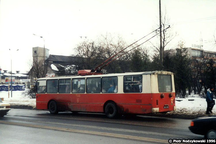 733
Czerwone ziutki były spotykane na przemian z pomalowanymi w reklamy.
