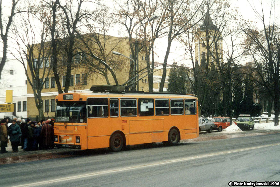 794
Jak widać po ilości pasażerów wewnątrz wozu, fiat był pojazdem nieco za małym w stosunku do występujących wówczas potoków pasażerskich.
