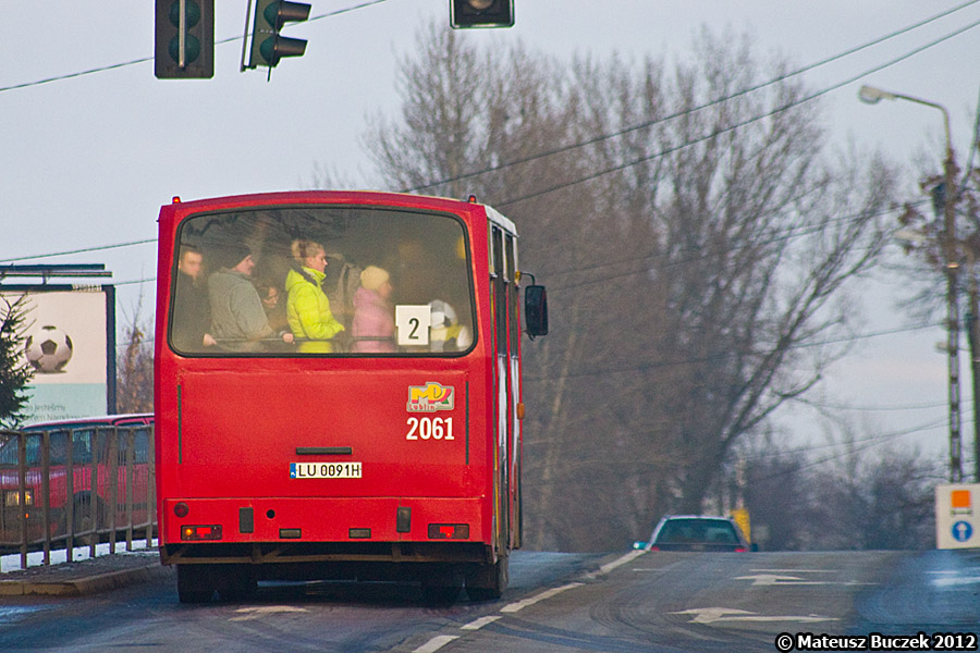 2061
W godzinach szczytu "2" jest bardzo mocno oblegana. Czasami ciężko zmieścić się w solówce. 
