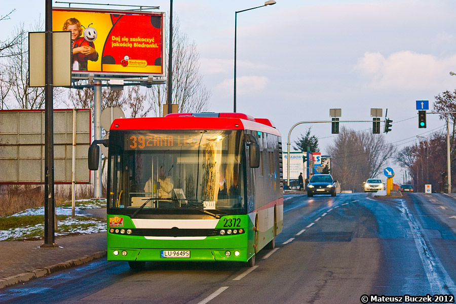 2372
Po kolizji nie przywrócono części naklejek na przednią ścianę. 
