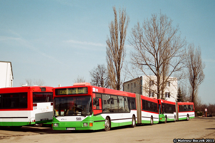 5110
Autobusy Meteoru całkiem nieźle prezentowały się na początku swojej kariery w Lublinie. Rok eksploatacji dał im nieźle w po kościach. Lakier miejscami łuszczy się całymi płatami, narożniki autobusów są poobcierane a listwy boczne poodpadały.
