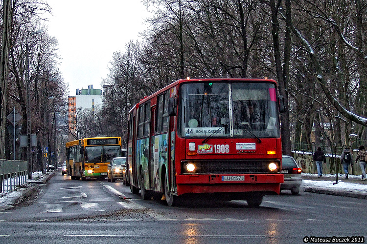 1908
1908 charakteryzował zamulony silnik i dziwne stuki przy jego pracy. Obecnie autobus został prawdopodobnie odstawiony do sprzedaży.
