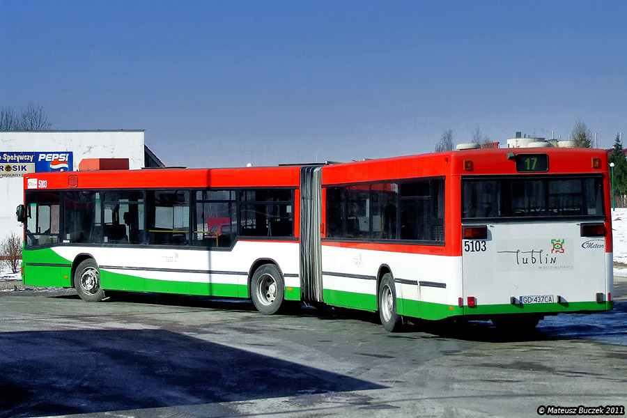 5104
Po pierwszej zimie farbę z sosnowieckich Manów miejscami można zdzierać całymi płatami. Ciekawe jak autobusy będą wyglądały pod koniec kontraktu.
