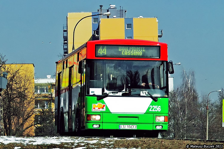2256
2256 śmiga w najlepsze ale jego elektryczny brat z tego samego roku produkcji (3816) nie trzyma się już tak dobrze. Trolejbus z powodu rozległych uszkodzeń kratownicy spowodowanych przez korozję oczekuje na Helenowie na decyzję w sprawie dalszych losów. Po cichu mówi się nawet o kasacji tego młodego jak na lubelskie realia trolejbusu.
