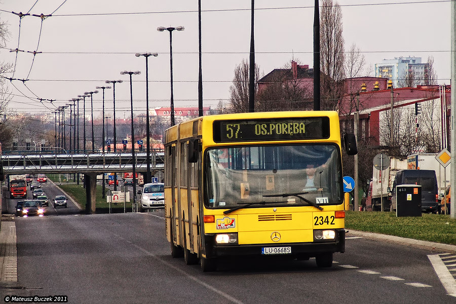 2342
18 letni Mercedes O405GN to najnowszy nabytek MPK Lublin. Trzeba przyznać, że nie jest to autobus pierwszej świeżości choć na pierwszy rzut oka wygląda przyzwoicie za sprawą jasnego koloru. Z bliska można już dostrzec zaprawki lakiernicze. W oczy rzuca się też przedni wyświetlacz z Neoplana. Silnik nie dymi ale jest mułowaty i głośny. Sprzęgnięto go z pięciobiegową skrzynią. Wnętrze utrzymane jest w kremowo-brązowej tonacji. W Lublinie przerobiono też kabinę. Teraz kierowca jest w całości odgrodzony od pasażerów. Autobus pomimo swoich lat jest i tak przyjemniejszy dla pasażerów niż Jelcz M181. Wystarczy go trochę dopieścić i ten stary dziadek będzie sprawował się lepiej niż odkurzacze. 
