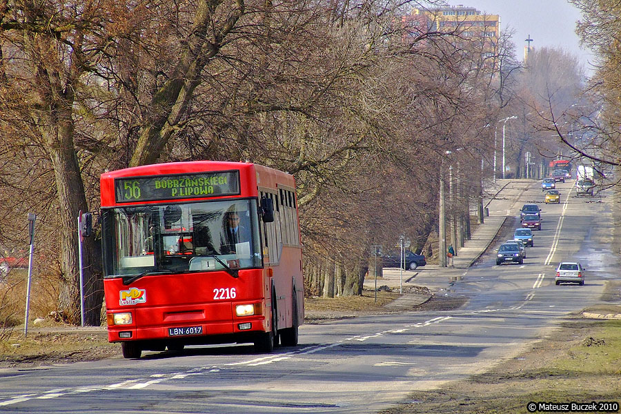 2216
Przejeżdżającemu po tak nierównej nawierzchni gniotowy towarzyszą charakterystyczne dźwięki - stuki w zawieszeniu oraz trzaski kraty. 
