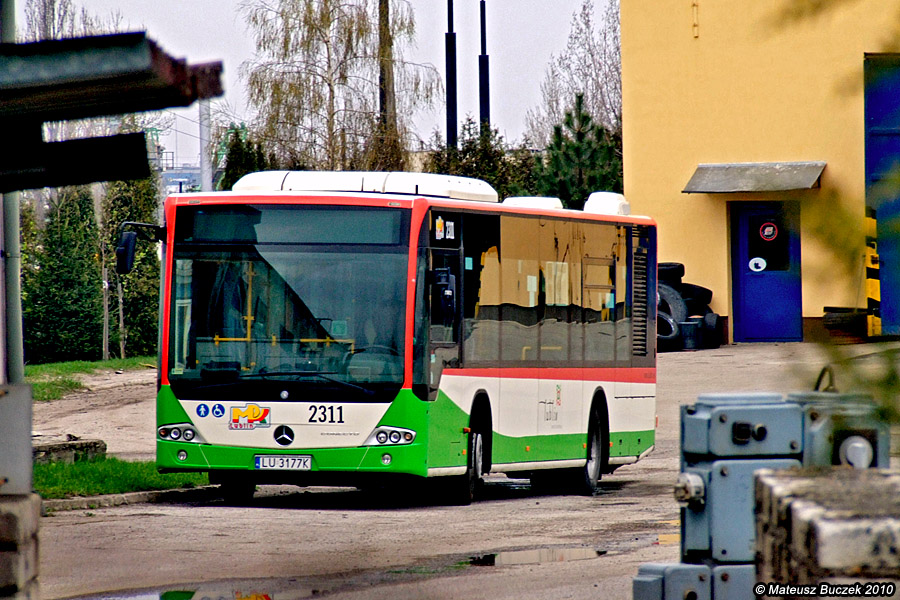 2311
Oklejenie folią nowych Mercedesów nie było najlepszym rozwiązaniem. Po srogiej zimie, z #2310 i #2311 ową folię można zdzierać pasami..

