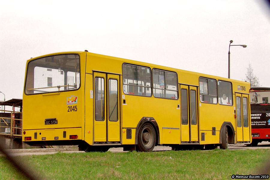 2045
Jasno żółte autobusy prezentują się schludnie i świeżo. Wadą takiego malowania jest na pewno wyraźnie widoczny brud i zacieki z rdzy.
