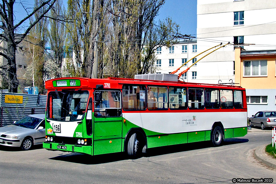 3791
Pierwszy dzień po remoncie. Trzeba przyznać, że estetyka remontów w ostatnim czasie bardzo się poprawiła. 
